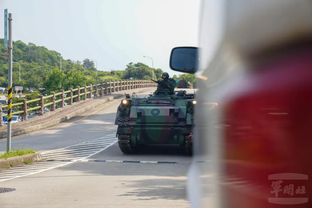 南竿守備大隊CM21裝甲車支援南竿機場守備。(圖/軍聞社)