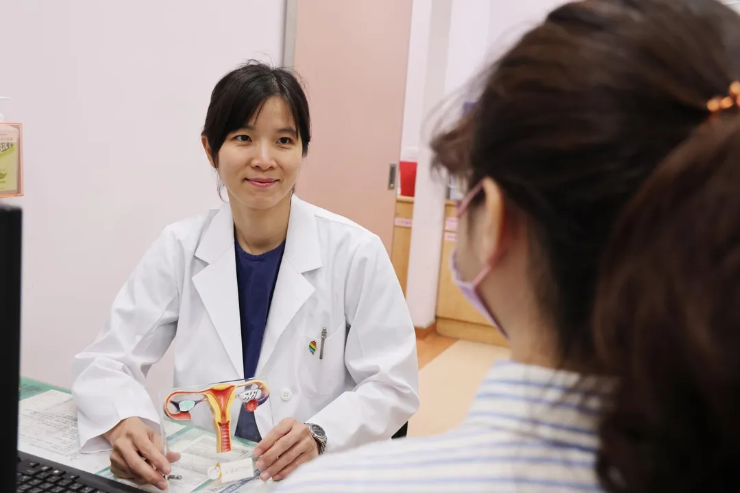 臺中榮總婦女醫學部醫師孫珞提醒，女性更年期後若有不正常出血，不論出血天數或血量，一定要盡快就醫檢查。（圖中病患非新聞個案）（圖／臺中榮總）