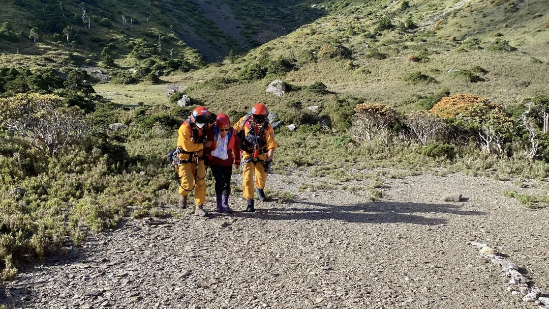邱姓女子於16日攀登南湖大山時不慎跌倒，造成右手腕疑似骨折及右膝擦傷。（圖／翻攝畫面）