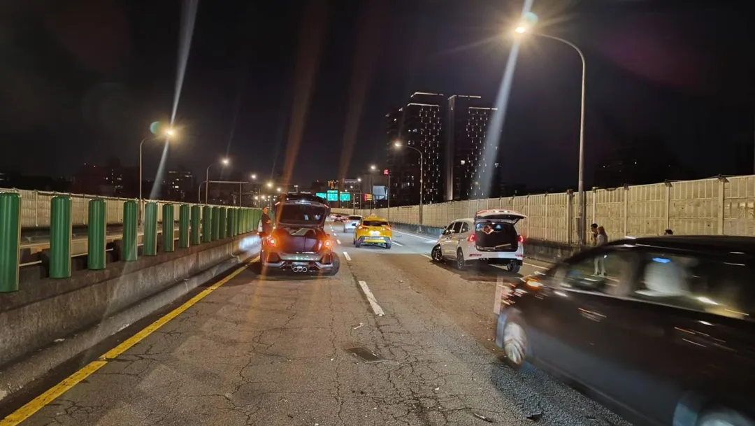 昨(16)日深夜11時，台北市市民高架道路發生一起4車連環追撞事故。（圖／警方提供）