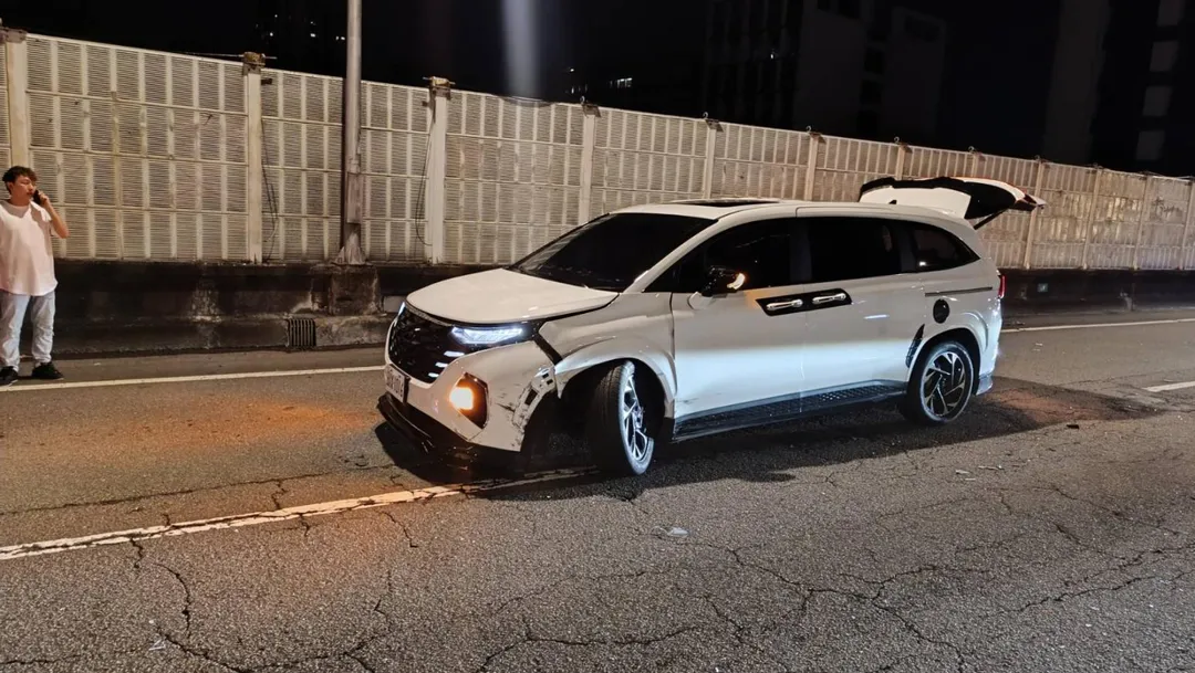 駕駛撞擊造成左前車頭損毀。（圖／警方提供）