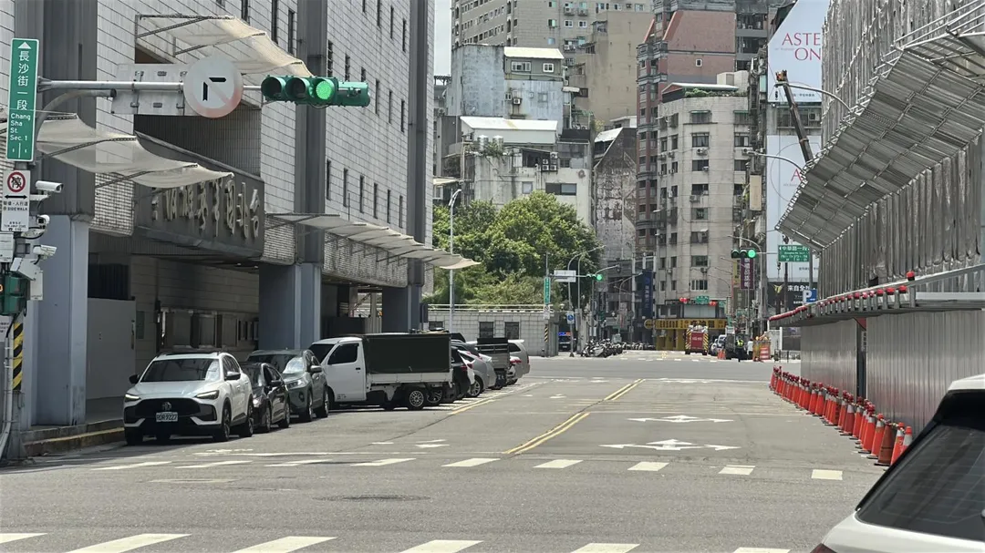 下午1點30分警報響起北市街頭已淨空。（圖／塗豐駿攝）
