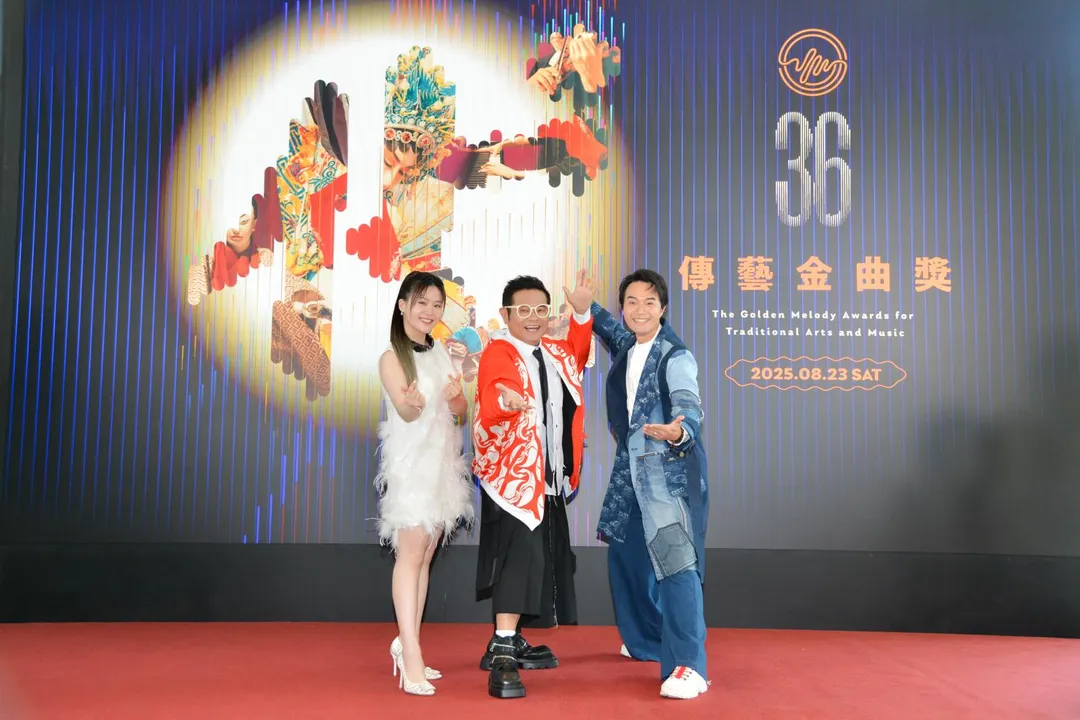 許效舜（中）17日出席第36屆傳藝金曲獎活動。（圖／三立提供）