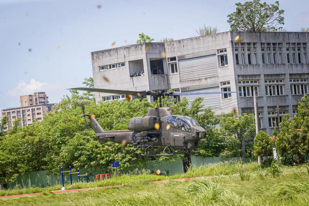 第602旅的AH-1W攻擊直升機完成整補後起飛。(圖/第5作戰區)