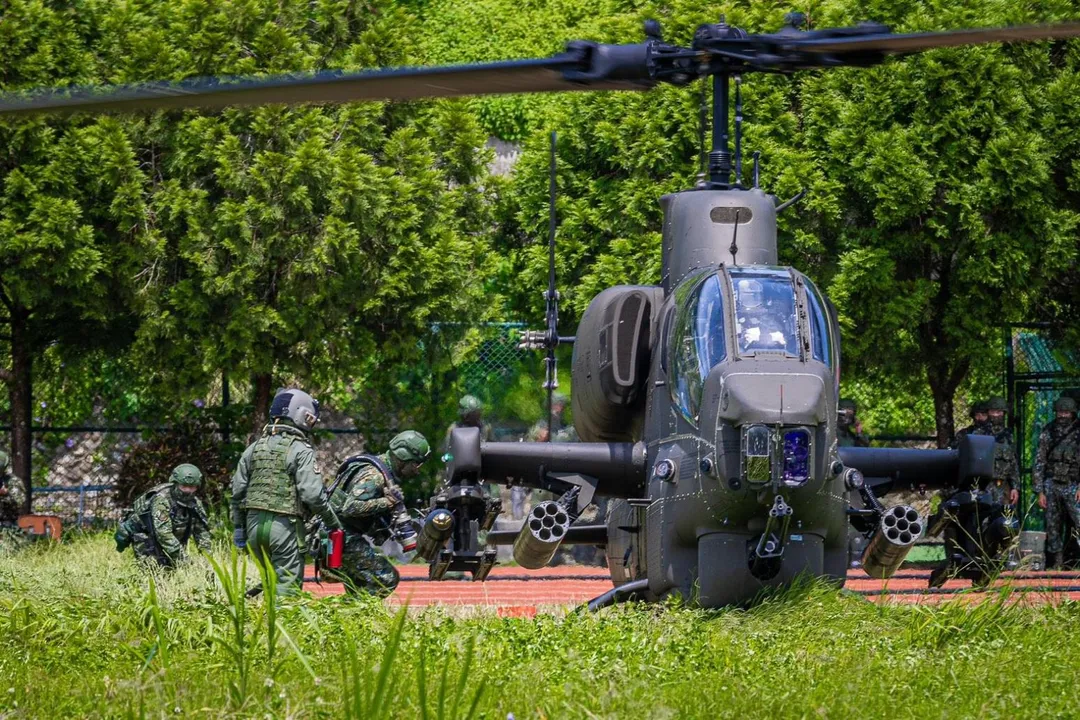 AH-1W直升機準備熱加油。(圖/第5作戰區)