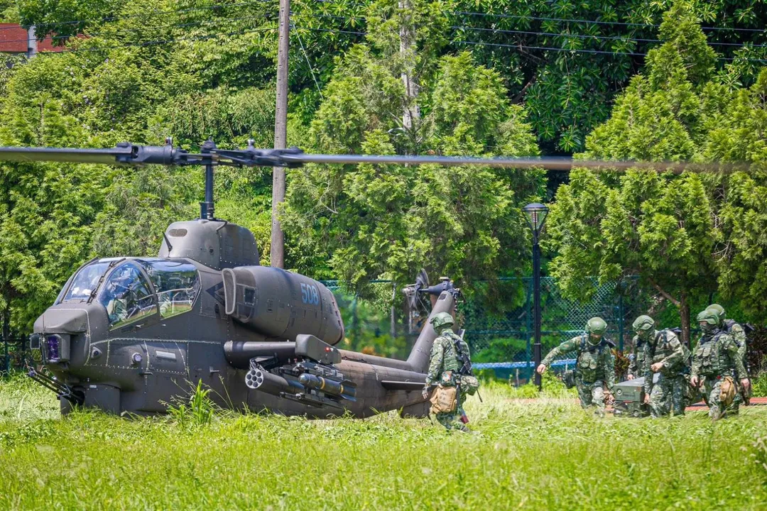 AH-1W直升機準備裝掛地獄火飛彈實彈。(圖/第5作戰區)