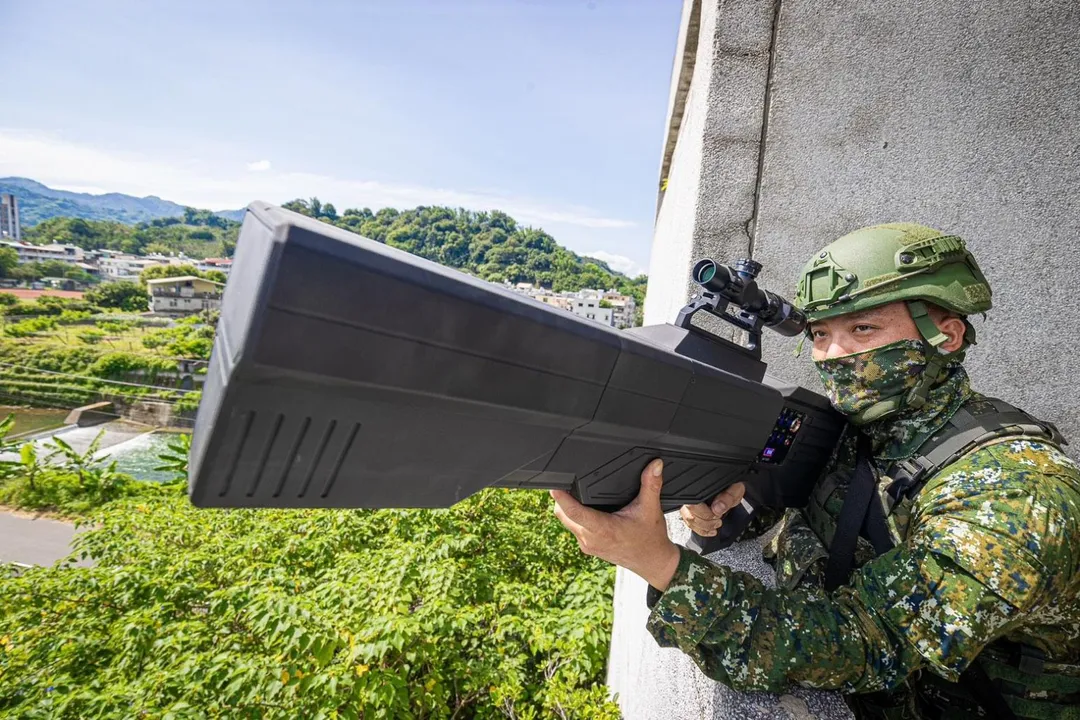 陸軍官兵利用干擾槍反制無人機。(圖/第5作戰區)