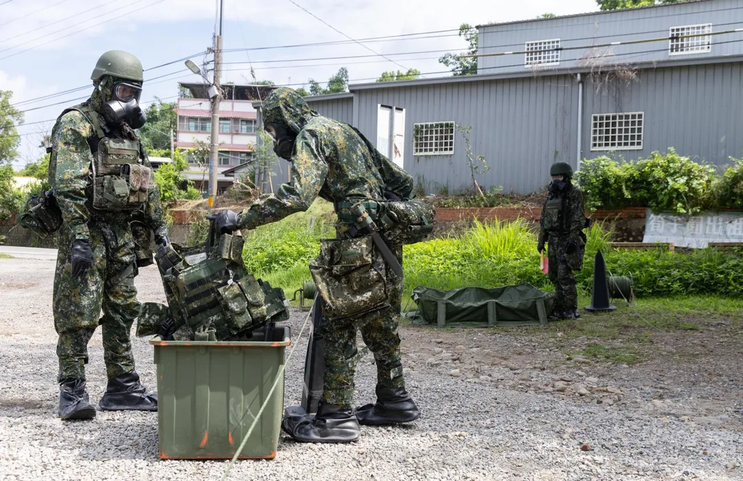 第36化兵群開設除污站，引導官兵脫卸裝備。(圖/軍聞社)
