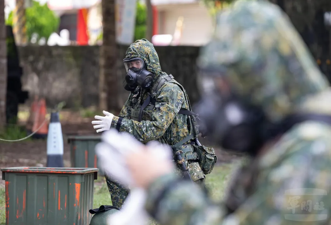 化學兵穿戴T3-102式防毒面具、數位迷彩防護衣。(圖/軍聞社)