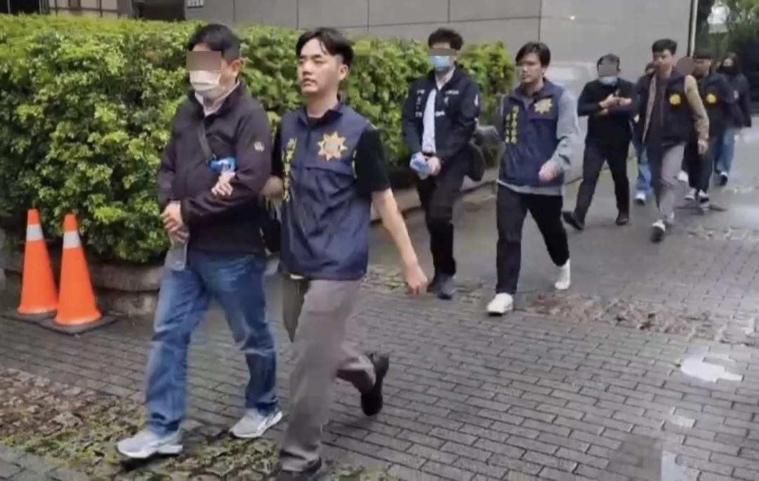 警方逮捕涉案嫌犯5人送辦。(圖/翻攝畫面)