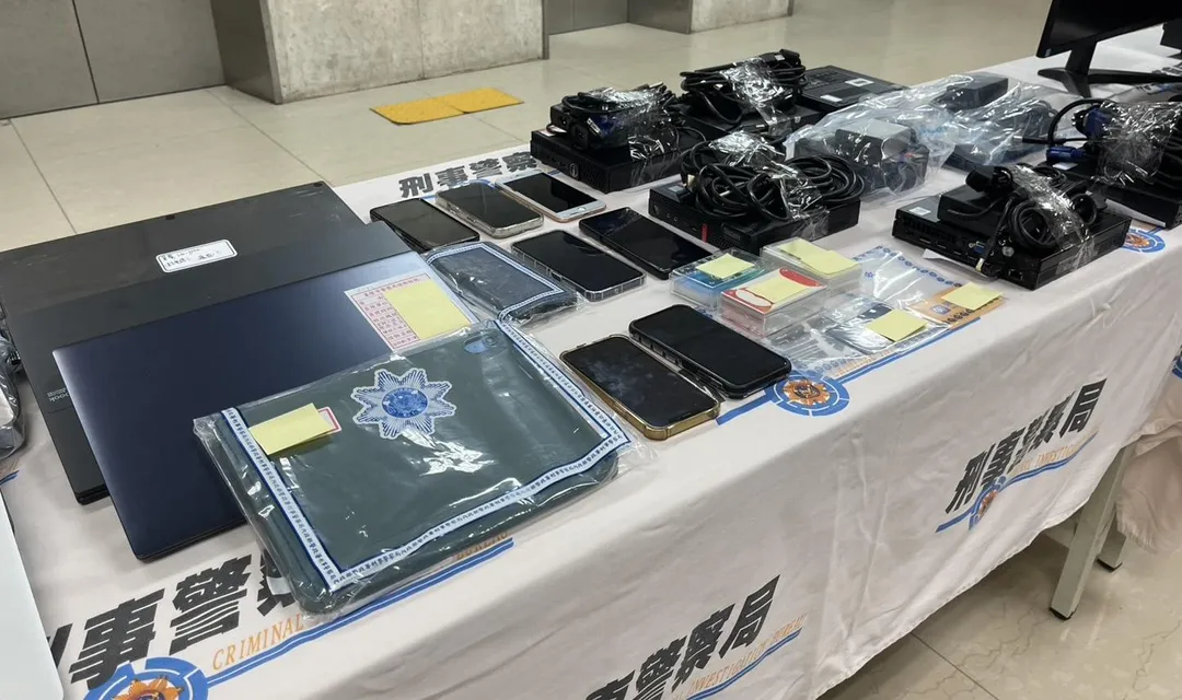 警方查扣大批贓證物與犯罪工具。(圖/翻攝畫面)