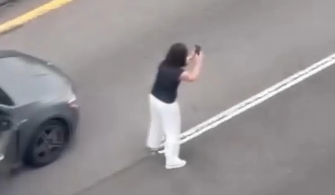 女子下車站在高架橋上拍照。（圖／翻攝自臉書「爆料公社」）