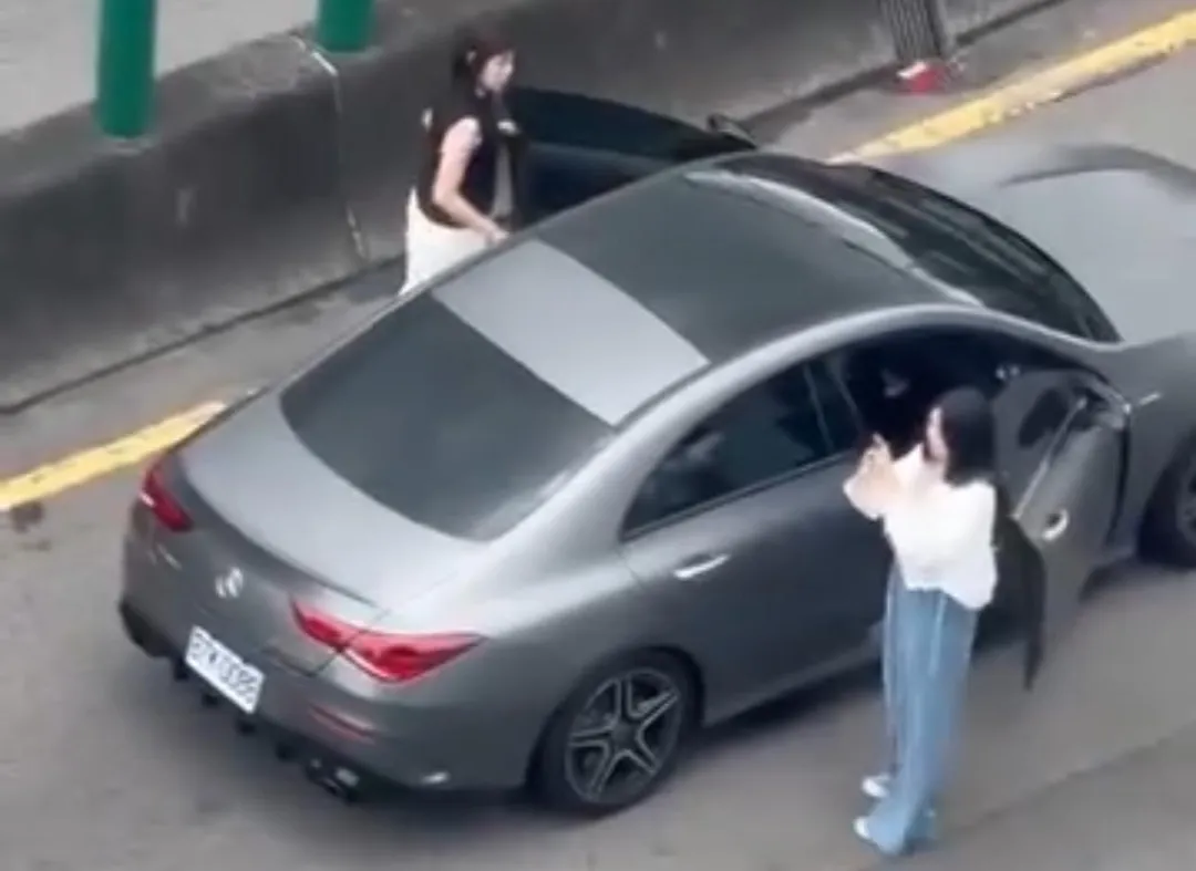賓士車上2名女子下車擺拍引發爭議。（圖／翻攝自臉書「爆料公社」）