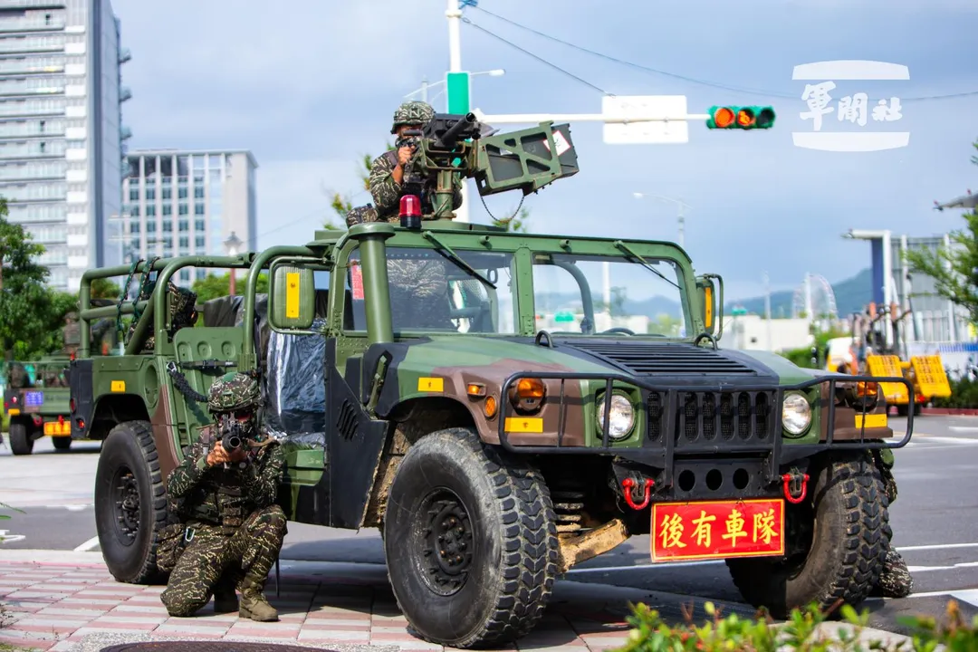 北上增援的第99旅悍馬車在台北市區執行作戰任務，車上配備1挺40公厘榴彈機槍。(圖/軍聞社)