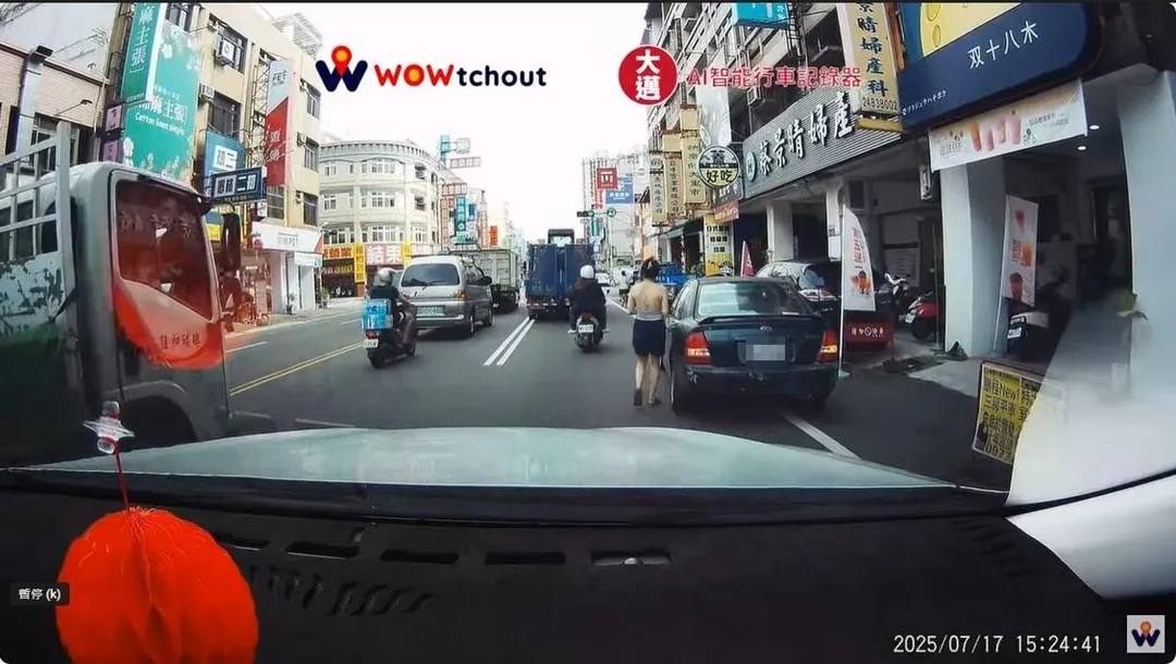 駕駛發現違規併排停車原本想檢舉，疑似看到女車主後打消念頭。（圖／翻攝YouTube／WoWtchout - 地圖型行車影像分享平台）
