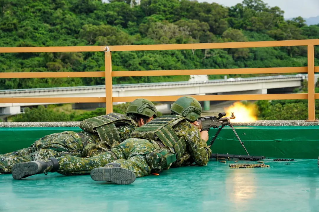 後備軍人射擊T74式機槍。(圖/國防部)