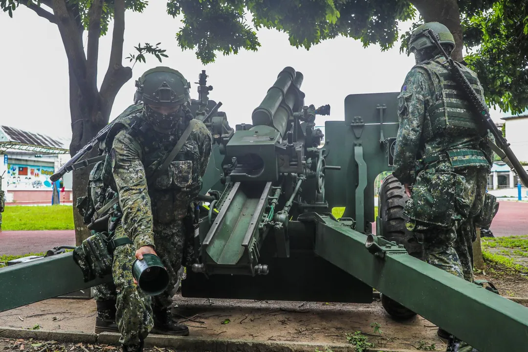 後備軍人105公厘榴砲訓練。(圖/國防部)