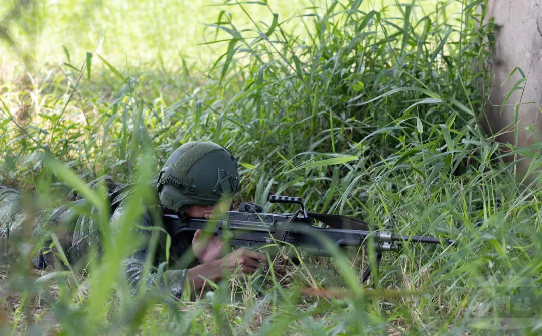 配備M249班用機槍的陸軍官兵，在運補場周邊警戒。(圖/軍聞社)