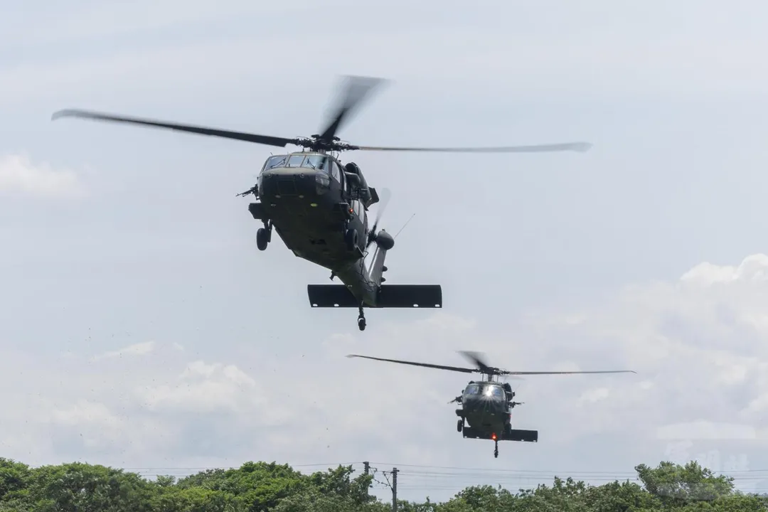 UH-60M直升機編隊進場。(圖/軍聞社)