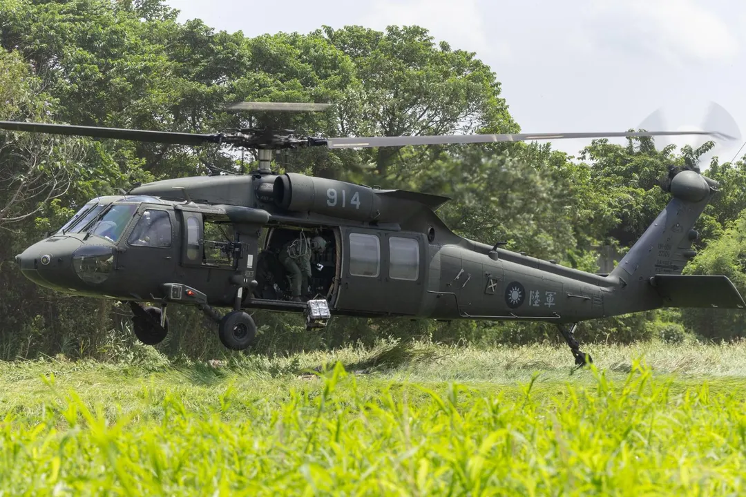 第602旅UH-60M直升機接近地面滯空，打開機艙門卸下補給軍品。(圖/軍聞社)