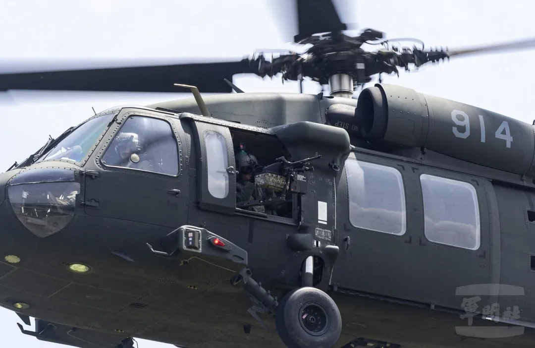 UH-60M直升機起飛脫離，機工長以機窗架設的M240H機槍對周邊警戒。(圖/軍聞社)
