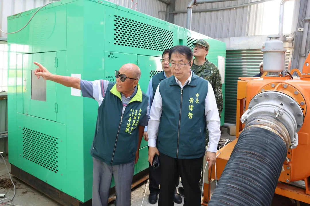 市長黃偉哲視察北門區抽水機運作狀況。（圖／台南市府提供）