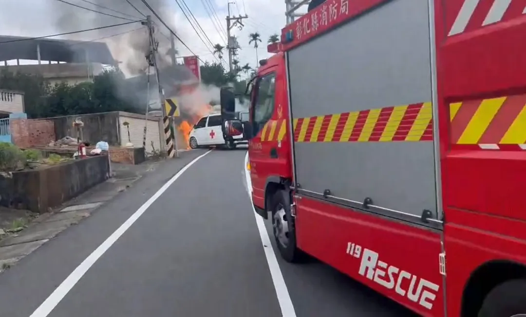 民間救護車抵達目的地門口時車頭突然竄出火舌。（圖／消防局提供）