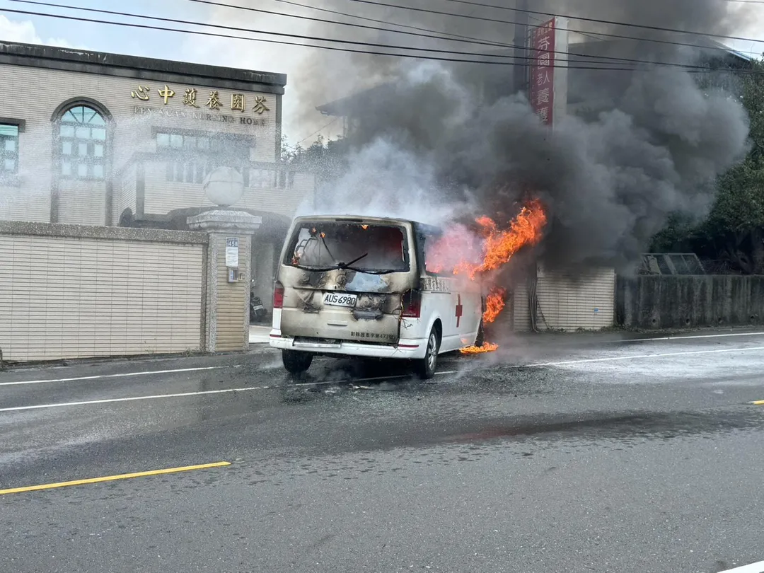 民間救護車起火燃燒。（圖／消防局提供）