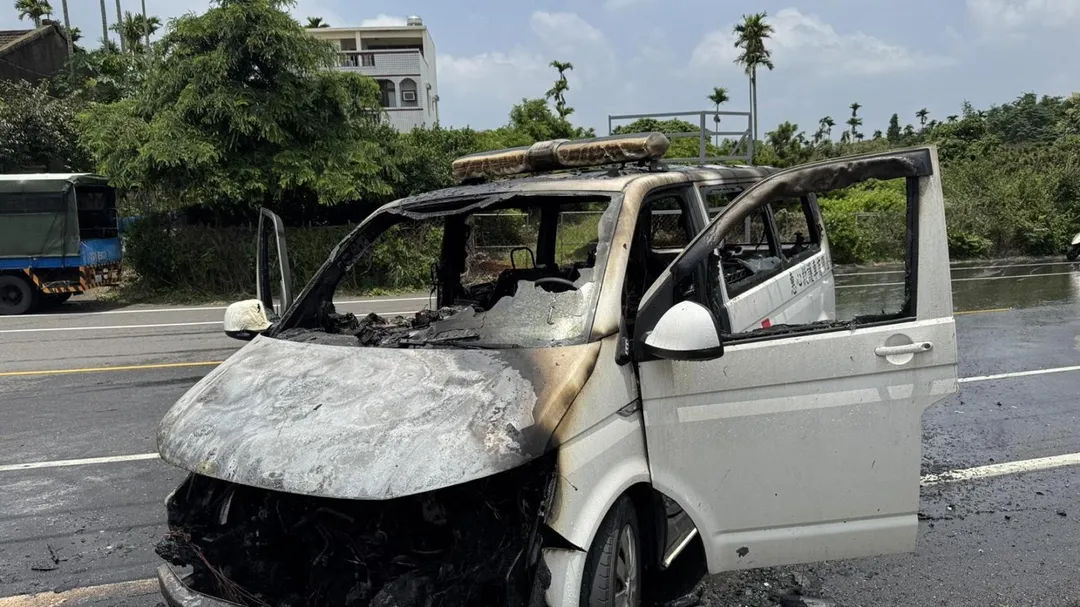 火勢燃燒範圍僅限於救護車車體，所幸未波及養護中心或其他車輛。（圖／消防局提供）
