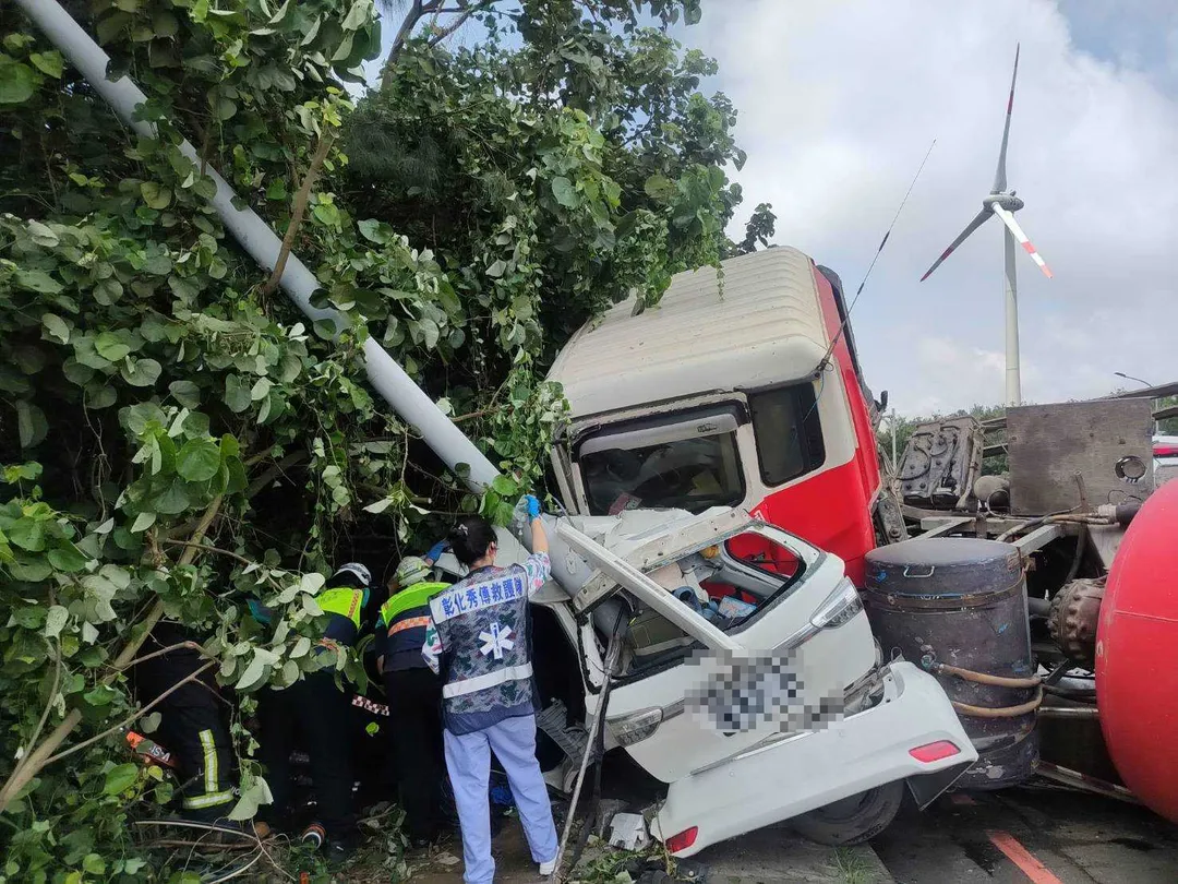 彰化縣線西鄉彰濱工業區今（18）日中午發生水泥預拌車翻覆意外，造成3人受傷送醫。（圖/翻攝畫面）