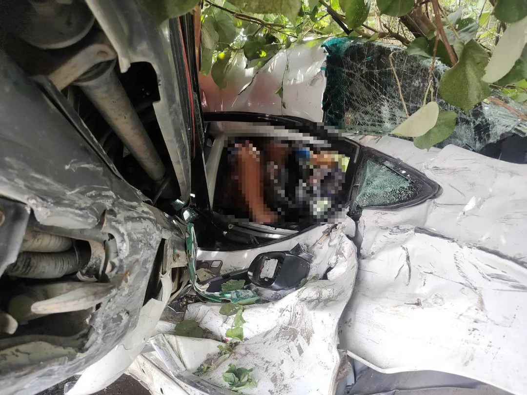 小客車副駕駛一度受困車內，經初步檢傷胸口有紅腫挫傷，雖然意識清楚但仍送醫觀察。（圖/翻攝畫面）