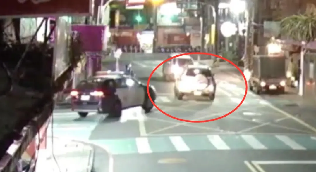 男子酒駕拒檢還衝撞警車。（圖／翻攝畫面）