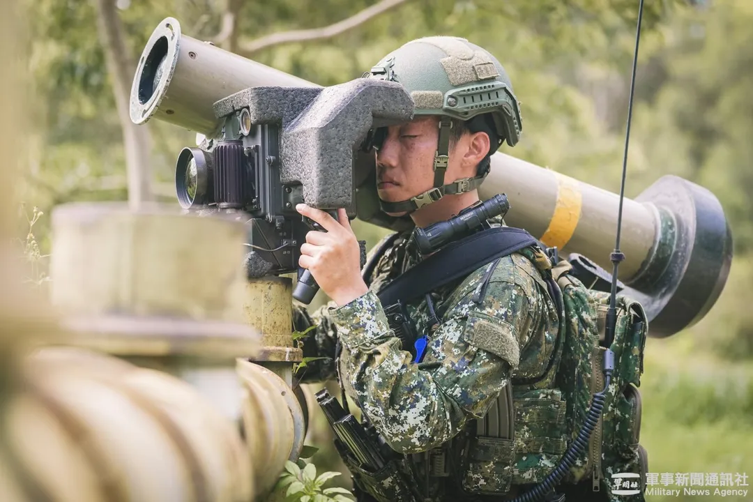 金門守備大隊機步營官兵配備標槍反裝甲飛彈模擬接敵。(圖/軍聞社)