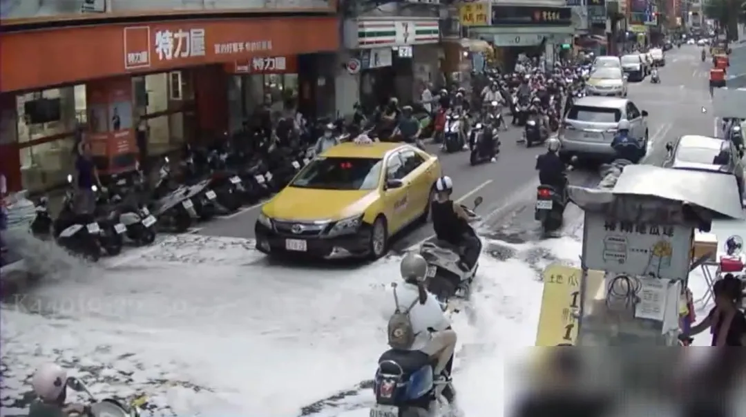 大量泡沫噴出淹到路面猶如下雪場景。（圖／翻攝畫面）