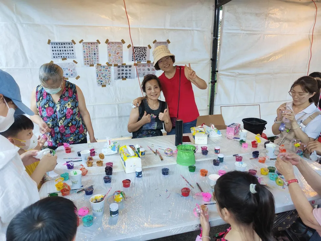 除了市集，三峽納涼祭還準備了多樣互動體驗，現場還有消費集章抽獎活動，只要在市集或合作老街店家單筆消費滿100元即可集章，集滿3個章就能參加抽獎。（圖/新北市政府提供）