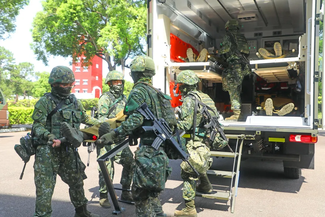 3支部出動南韓製新型野戰救護車，搭載傷患進行戰傷救護。(圖/第3作戰區)
