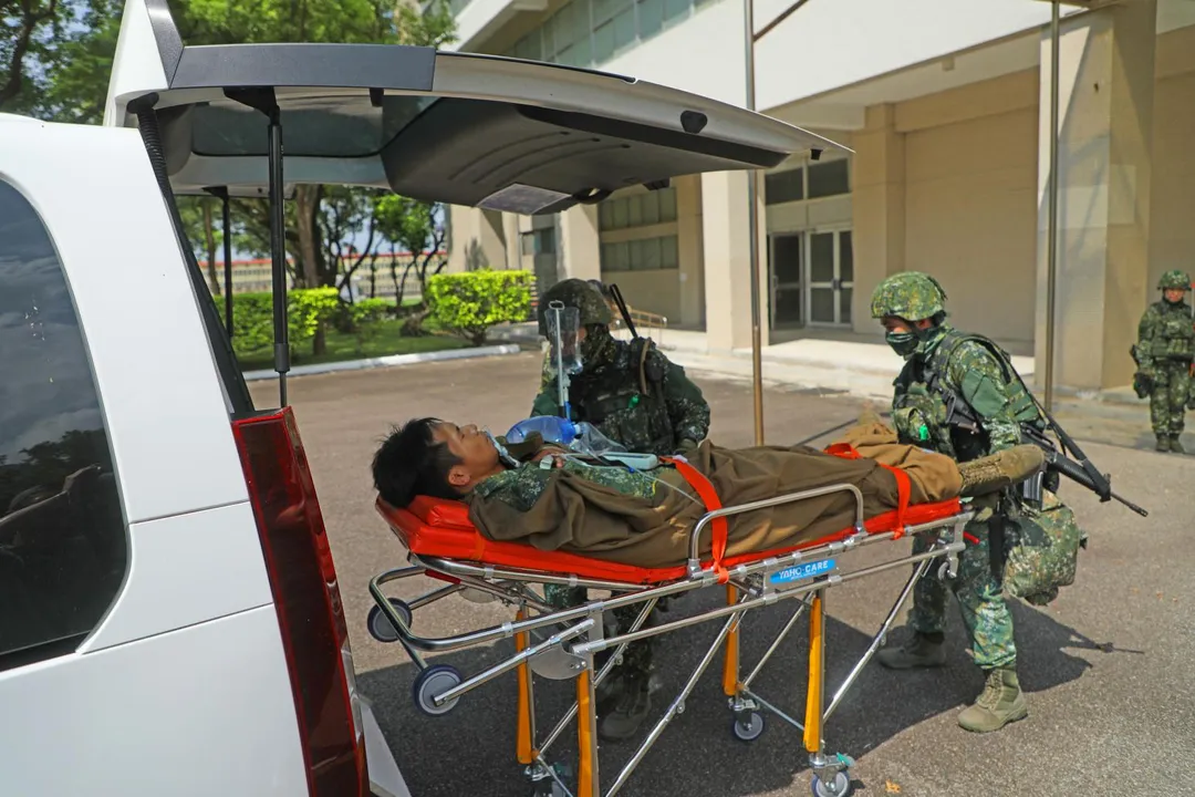 傷患經由緊急醫療處置後，由3支部衛生營後送至國軍醫院收治。(第3作戰區)
