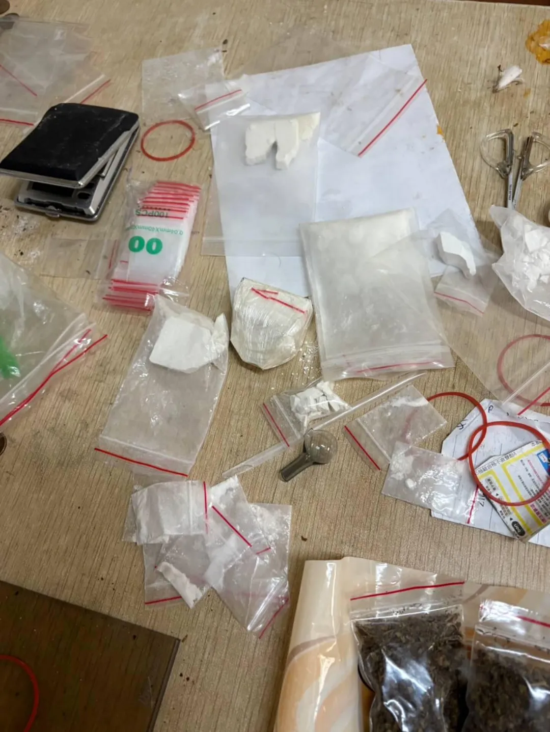 警方表示，邱嫌在經濟壓力下染上毒癮，因無力負擔昂貴的毒品價格，遂由單純施用毒品轉為販賣毒品牟利。（圖/警方提供）