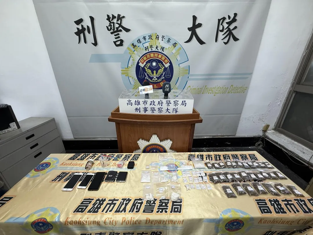 警方近日突襲邱嫌租屋處，當場查獲海洛因、安非他命及大麻等毒品，總市值超過百萬元。（圖/警方提供）