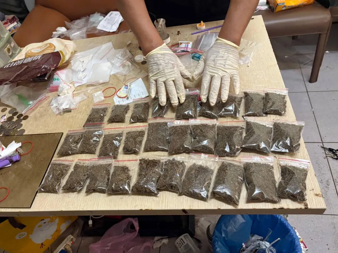 突襲邱嫌位於鼓山區的租屋處，查獲總市值超過百萬元的毒品。（圖/警方提供）