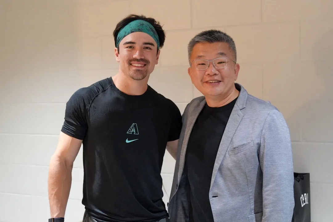 中職會長蔡其昌親率教練團與情報組赴美拜訪響尾蛇隊球星卡洛爾。（圖／中職提供，下同）