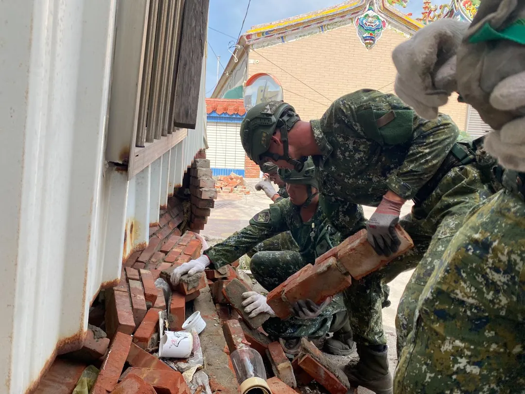 官兵協助北門區進行災後復原。(圖/第4作戰區)
