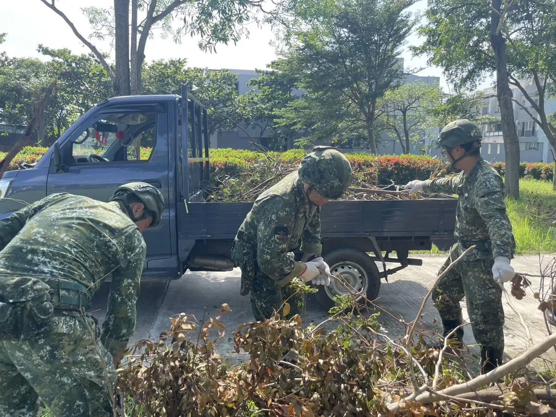 官兵協助官田區路樹清運。(圖/第4作戰區)