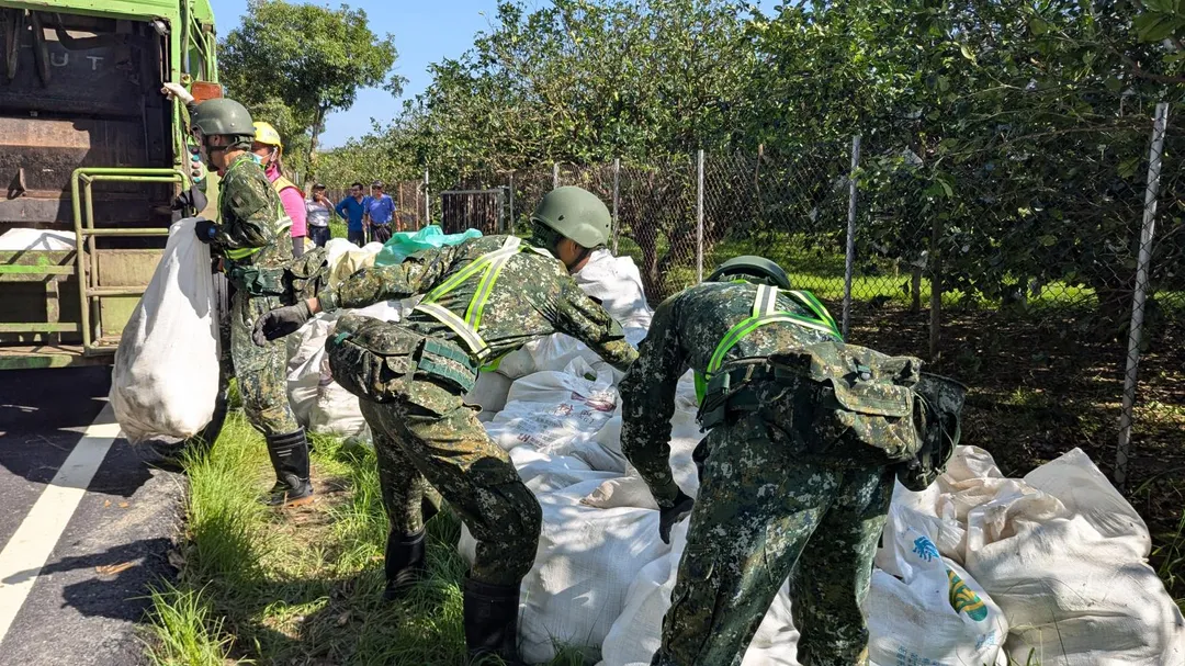 官兵協助搬運麻豆區文旦落果。(圖/第4作戰區)