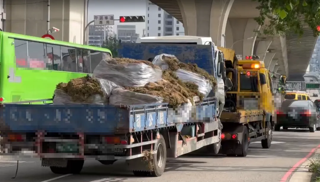 台74北屯段發生多車追撞車禍，造成2人受傷，路上滿滿都是草和土。（圖/中天新聞）