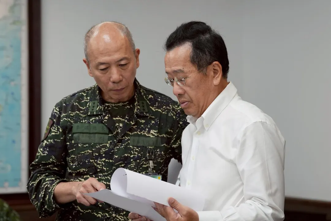 顧立雄與梅家樹上將針對演習交換意見。(圖/國防部)