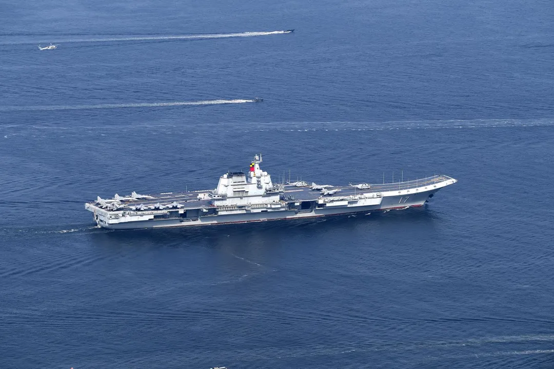 圖為山東艦本月行進在香港水域。（圖／新華社）