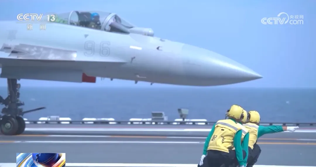陸媒17日發布了山東艦起降保障中隊的典型事跡。(圖/翻攝《央視》)