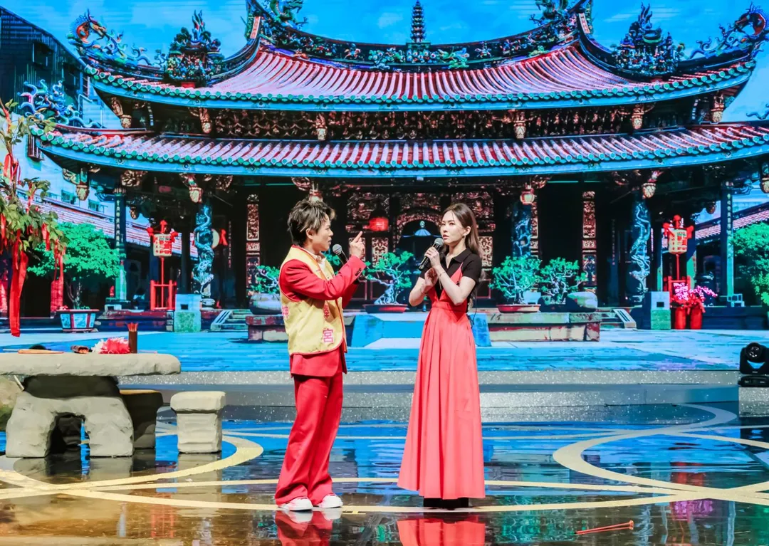 陳孟賢(左)的脫稿演出,讓杜杜忻恬(右)急澄清與李子森在休息室「發出怪聲」是在為演出發聲練習。(圖/中視提供)