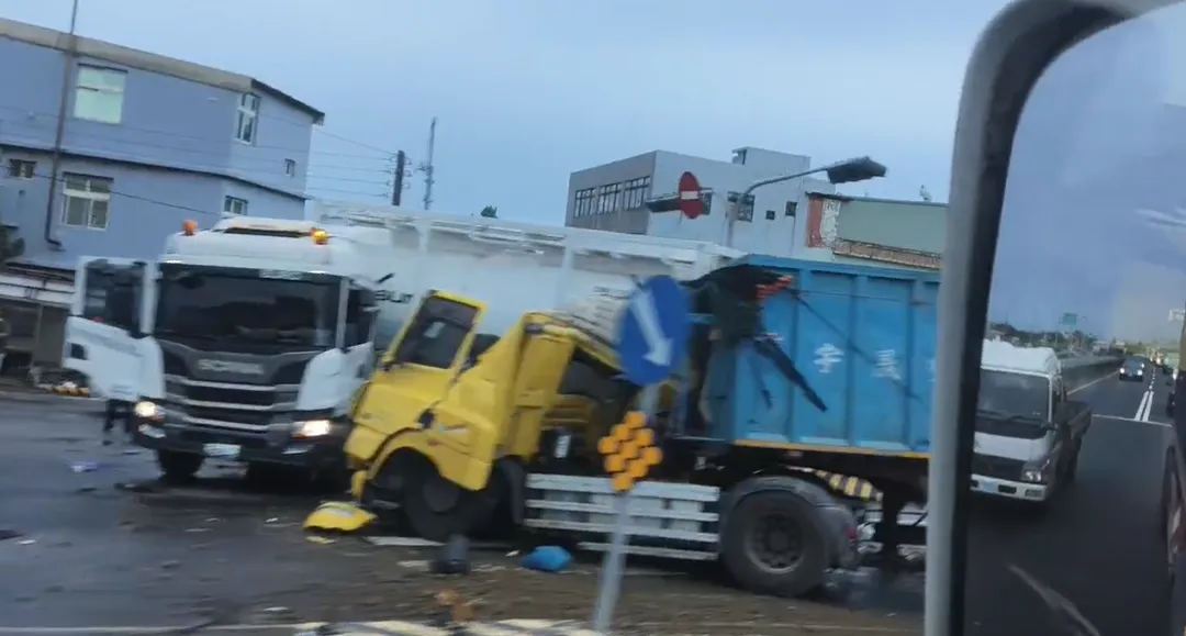 台61線南64.6k清晨發生嚴重車禍。（圖／記者爆料網）
